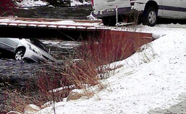 Aksident komunikacioni, godet mbrojtësen e një ure dhe hidhet në lum