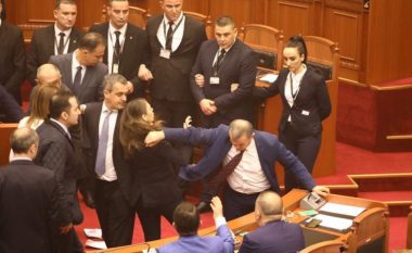 Monika Kryemadhi, heq çizmet dhe qëllon Ramën në parlament (Foto)