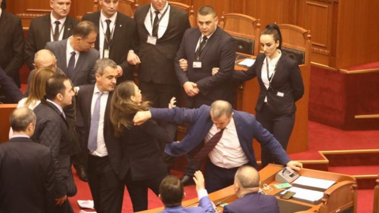 Monika Kryemadhi, heq çizmet dhe qëllon Ramën në parlament (Foto)