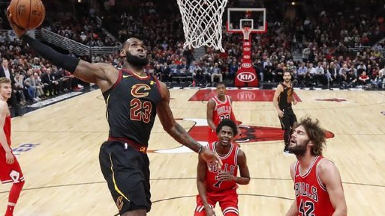 LeBron vazhdon me huqjet spektakolare të ngulitjeve (Video)