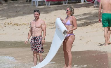 Mark Wahlberg në momente intime me të dashurën në plazhet e Barbadosit (Foto)