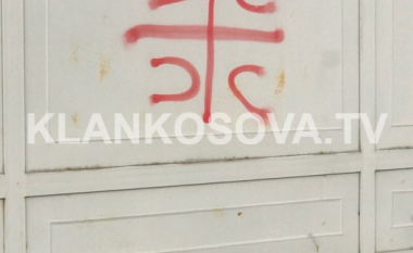 Serbët shkruajnë mbishkrime fyese në muret e shtëpive të shqiptarëve në Mitrovicë (FOTO)