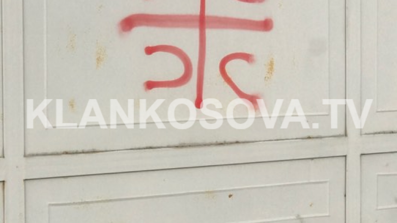 Serbët shkruajnë mbishkrime fyese në muret e shtëpive të shqiptarëve në Mitrovicë (FOTO)