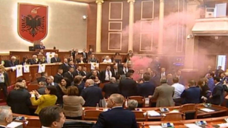 Ngjela: Amerikanët po kërkojnë arrestimin e 10 deputetëve, përfshi dhe Monikën