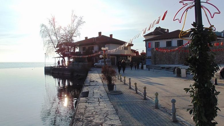 Niveli i lartë i liqenit të Ohrit shkakton përmbytje të rrugëve (Video)