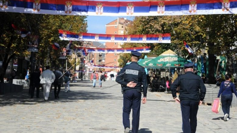 Policia jep detaje për mbishkrimet serbe në muret e shqiptarit në Mitrovicë