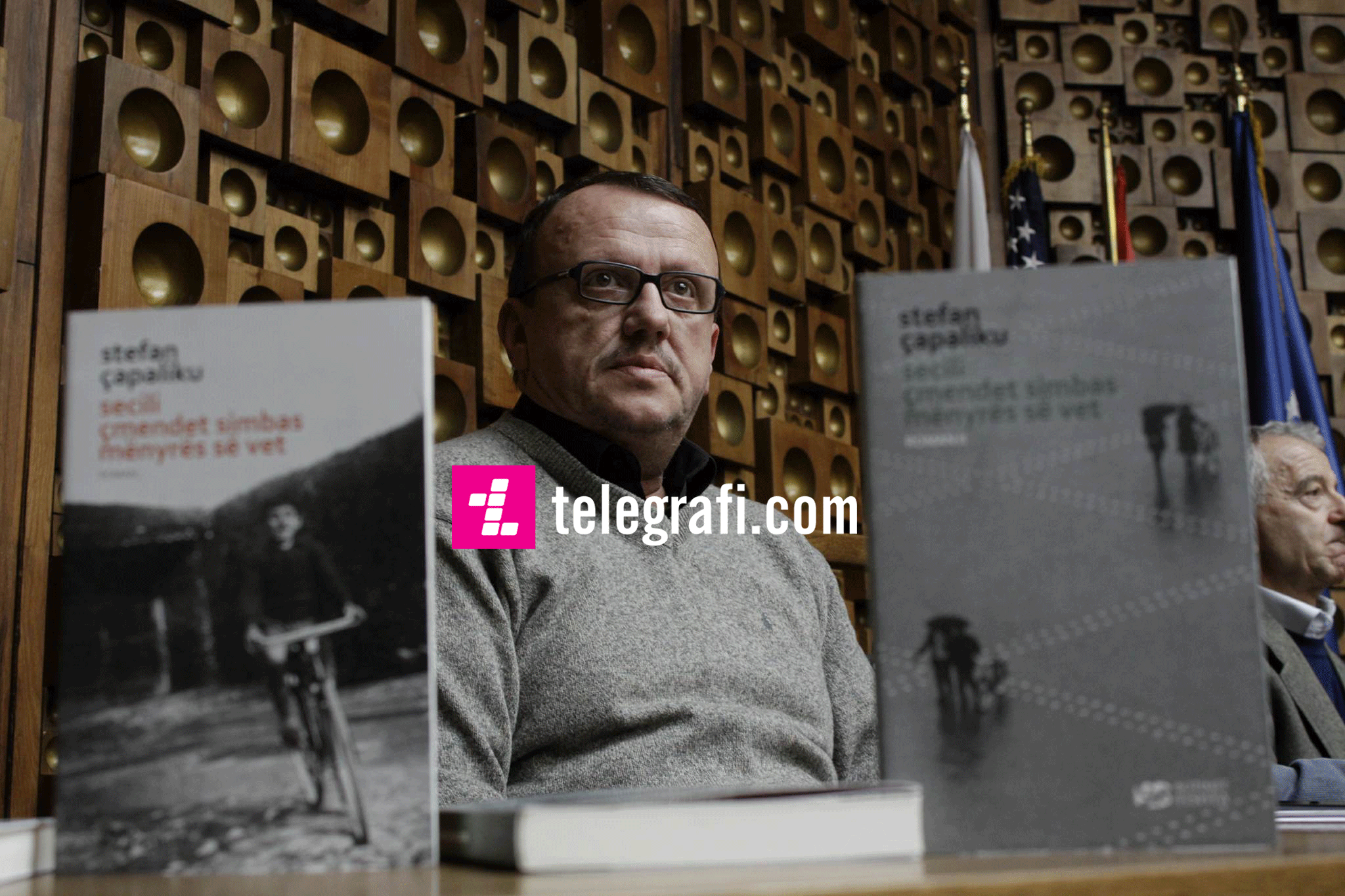 Shkrimtari Stefan Çapaliku promovon veprën e tij me dy vëllime “Secili çmendet simbas mënyrës së vet” në Prishtinë (Foto)