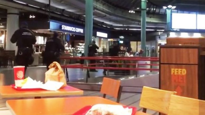 Situatë e tensionuar në aeroportin e Amsterdamit: Po kërcënonte me thikë, i dyshuari qëllohet me armë nga policia (Video)