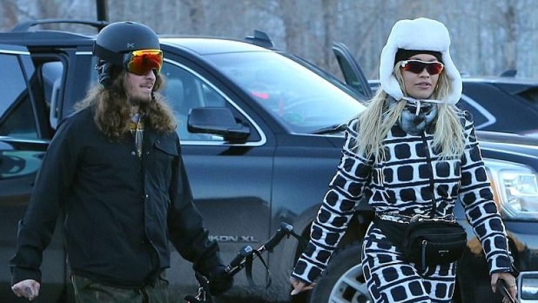 Rita Ora me të dashurin për skijim (Foto)