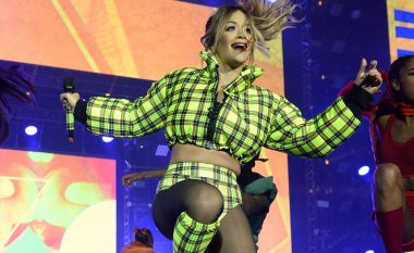 Të gjithë sytë kah Rita Ora, këngëtarja shkëlqen në skenën britanike (Foto)