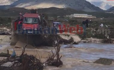 Pamje të frikshme: Shembet ura në Sarandë, furgoni me njerëz me dy rrota në ajër (Video)