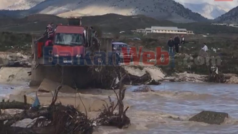 Pamje të frikshme: Shembet ura në Sarandë, furgoni me njerëz me dy rrota në ajër (Video)