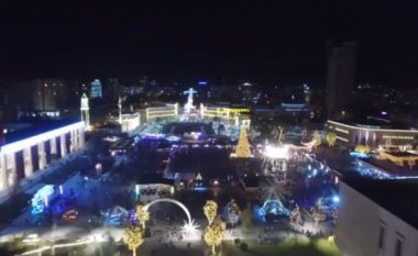 Rama uron Krishtlindjet me pamje nga atmosfera festive në Tiranë