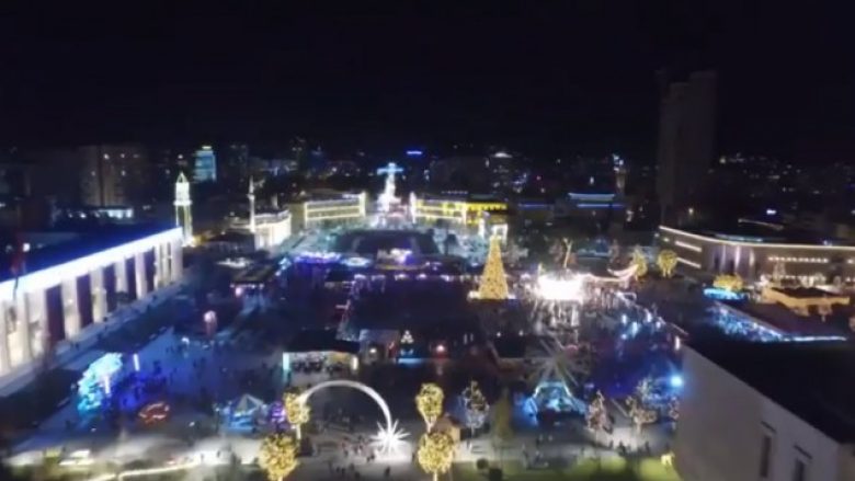 Rama uron Krishtlindjet me pamje nga atmosfera festive në Tiranë
