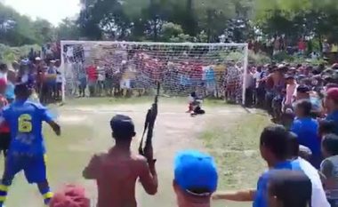 Futbollisti po gjuante penalltinë, tifozi me kallashnikov po priste nëse po shënonte gol ose jo! (Video)