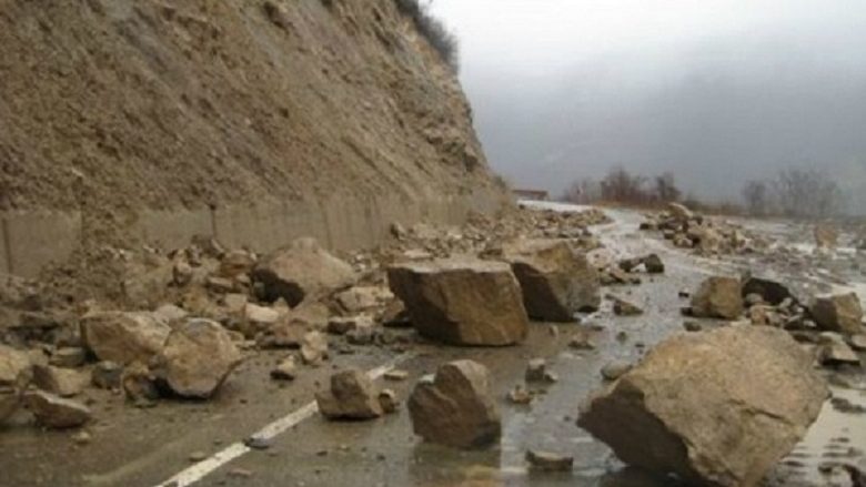 Për shkak të reshjeve të shiut, shembje në disa vende në drejtimin rrugor Dellçevë – Koçan