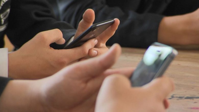 Franca ndalon përdorimin e telefonave në shkollë
