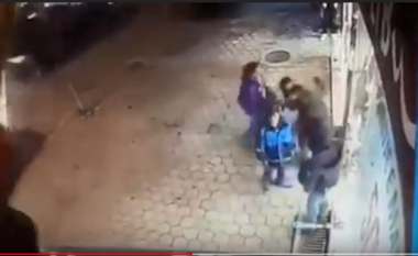 Të miturit plaçkisin me dhunë një femër në Pejë (Video)