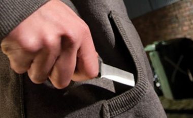 Theret me thikë një person në Vushtrri, arrestohet i dyshuari
