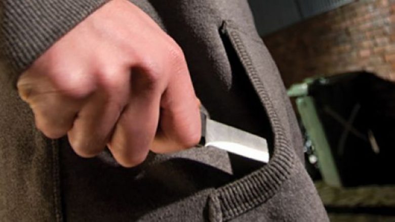 Theret me thikë një person në Ferizaj, dërgohet në QKUK