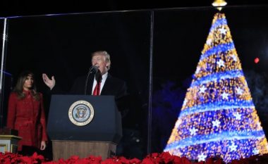 Trump e Melanie ndezin dritat e pemës së Kritshtlindjeve (Foto/Video)