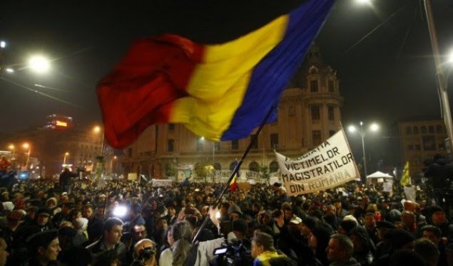 Mijëra qytetarë protestojnë në Bukuresht kundër ndryshimeve të sistemit të drejtësisë