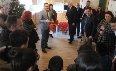 Ministri Bytyçi shpërndau dhurata për fëmijët e SOS Fshatit