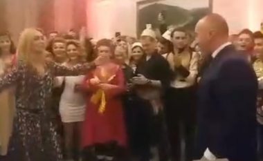 Puthje e vallëzim në ballon shqiptare: Kryeministri Haradinaj në shoqëri të bashkëshortes (Video)