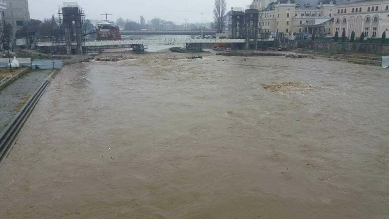 Lumi Vardar del nga shtrati, vërshon rrugët e fshatit Strimnicë (Foto/Video)