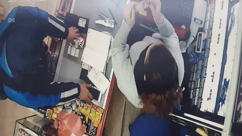 Në mes të ditës: Pamje që tregojnë vjedhjen e një celulari në një market në Prishtinë (Video)