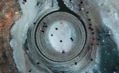 Shfaqet në lum një rreth misterioz i akullt që po sillet, tërheq vëmendjen e turistëve nga vende të ndryshme (Video)