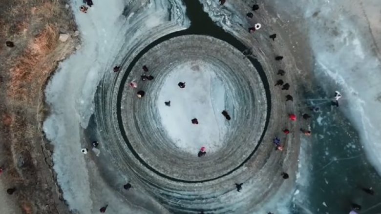 Shfaqet në lum një rreth misterioz i akullt që po sillet, tërheq vëmendjen e turistëve nga vende të ndryshme (Video)