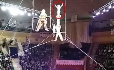 Akrobatja bie nga 12 metra lartësi gjatë performancës në cirk (Video, +18)
