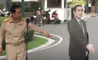 Zbulon mënyrën e “përkryer” për t’i shmangur pyetjet e gazetarëve, kryeministri tajlandez sjell figurën e tij prej kartoni – “pyeteni atë për gjithçka” (Video)