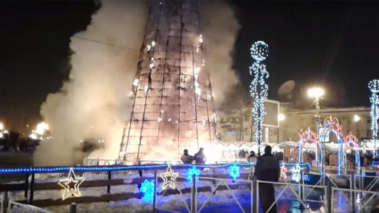 Qindra qytetarë ishin mbledhur në sheshin e qytetit për të festuar Vitin e Ri, bredhi 24 metra përfshihet nga flaka dhe bëhet shkrumb e hi (Video)