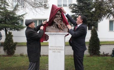 Në qendër të Gjilanit zbulohet busti i Skënderbeut