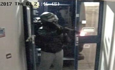 Plaçkitësi i armatosur qëllon tri herë me revole me shurdhues pjesëtarin e sigurimit të bankës (Video, +18)