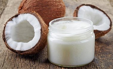 Vaji i kokosit i zvogëlon rreziqet e sëmundjeve të zemrës