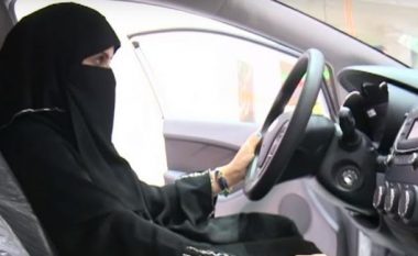 Në Arabinë Saudite mbahet auto-salloni i parë për femra (Video)