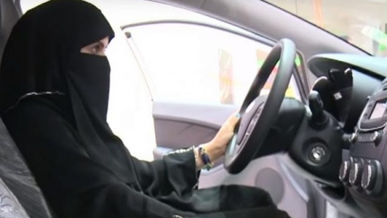 Në Arabinë Saudite mbahet auto-salloni i parë për femra (Video)