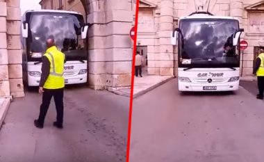 Shoferi i autobusit tregohet i shkathët, arrin të kalojë përmes rrugës së ngushtë në Kroaci (Video)