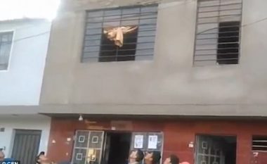 Nëna hedh foshnjën nga kati i katërt për ta shpëtuar nga ngufatja, fqinjët dhe zjarrfikësit e presin me çarçafë dhe batanije (Video)