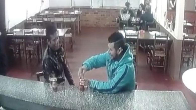 Vrasësi me pagesë qëllon me tre plumba në kokë babanë e dy fëmijëve, publikohen pamjet shokuese (Video, +18)