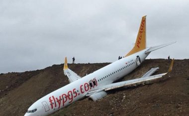 Pamje brenda aeroplanit që rrëshqiti nga pista dhe për pak sa nuk përfundoi në det (Video)