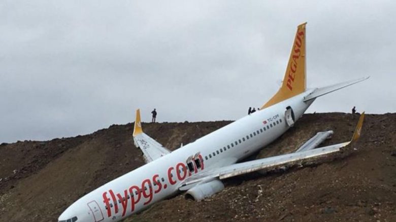 Pamje brenda aeroplanit që rrëshqiti nga pista dhe për pak sa nuk përfundoi në det (Video)