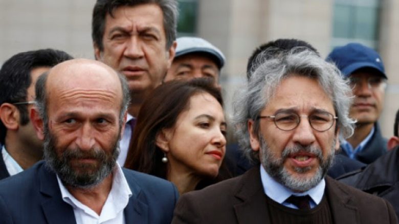 Pesë gazetarë dënohen me burg për propagandë terroriste