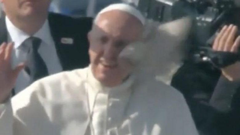 Po përshëndetej me masën në Kili, Papa Françesku goditet me “peshqir” në fytyrë (Foto/Video)
