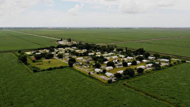 Fshati që fsheh të vërtetën tronditëse: Aty jetojnë 100 pedofilë të tmerrshëm, nuk guxojnë të kenë fëmijë e as të dalin nga fshati (Foto/Video)