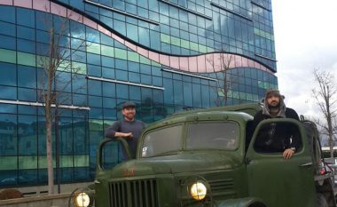 Mbërrin në Tiranë, shqiptari i nisur nga Londra me automjetin ushtarak të komunizmit (Foto)