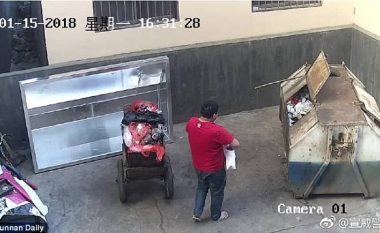 Kamerat e sigurisë filmojnë një burrë e hedhur foshnjën e tij të porsalindur në kontejnerin e mbeturinave – megjithatë u shpëtua nga kalimtarja e rastit (Video)